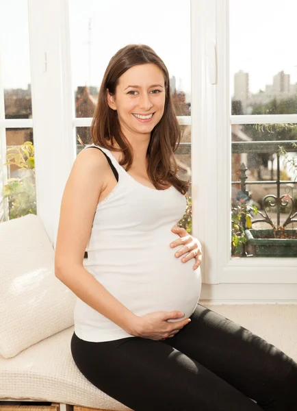 Bella donna felice incinta — Foto Stock