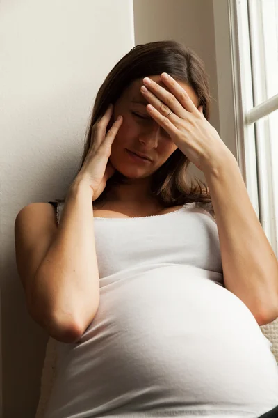 Donna incinta triste — Foto Stock