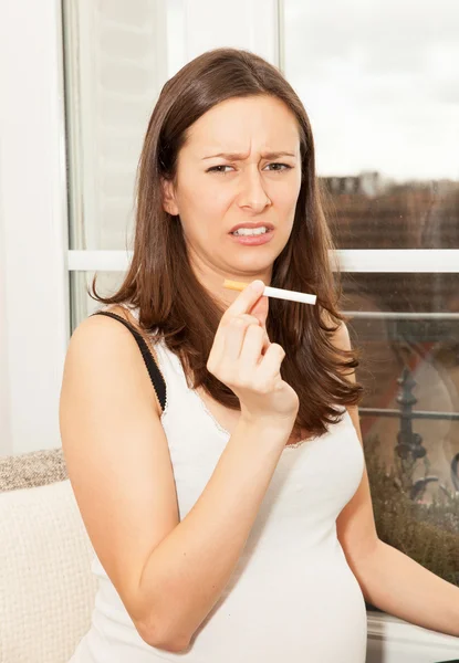 Donna incinta con una sigaretta — Foto Stock