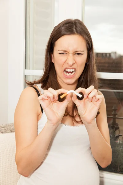 Zwangere vrouw met een sigaret — Stockfoto