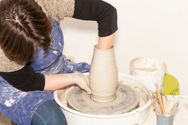 Femme créant un pot de terre — Photo