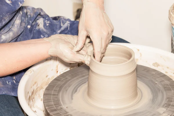 Donna che crea un vaso di terracotta — Foto Stock