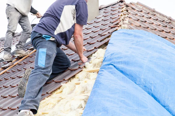 Dachdecker legen Ziegel — Stockfoto