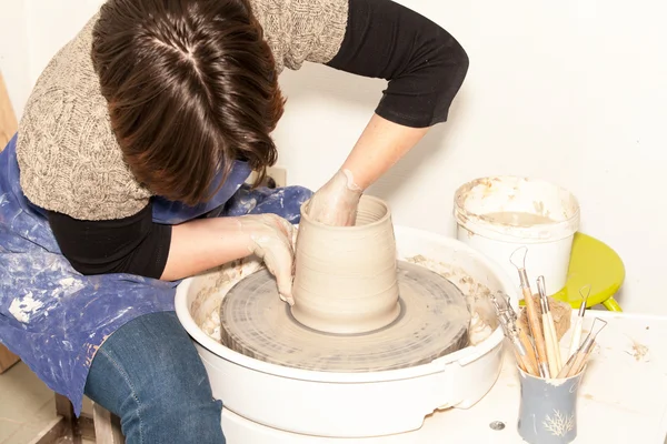 Žena vytváří hliněné nádoby — Stock fotografie