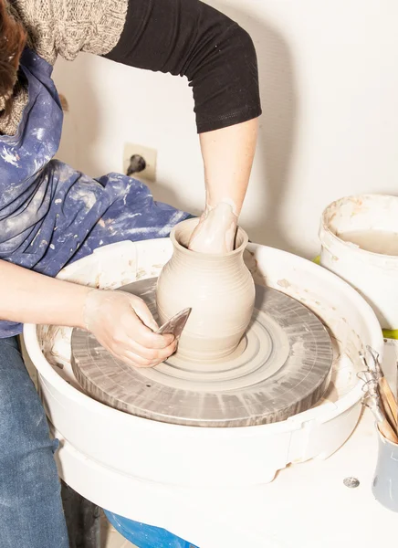 Kobieta tworzenia glinianych słoik — Zdjęcie stockowe