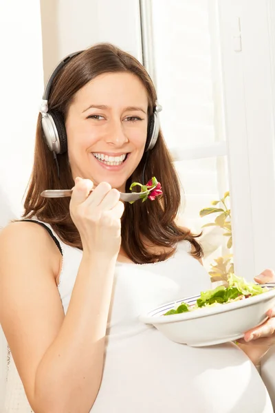 Donna incinta che mangia insalata — Foto Stock