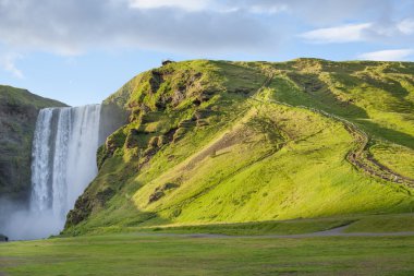 İzlanda'nın güneyindeki Skogafoss şelale
