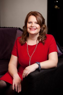 gülümseyen orta yaşlı kadın.