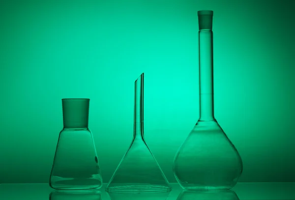 Laborgläser auf farbigem Hintergrund Stockbild