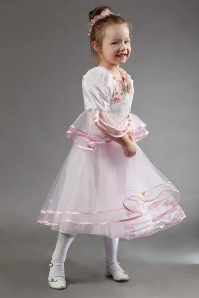 Schattige kleine meisje dans. — Stockfoto