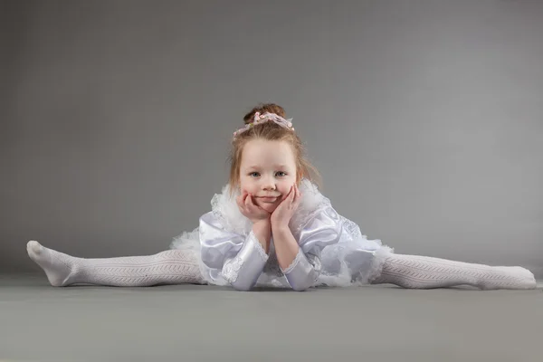 Sevimli küçük kız yapma böler — Stok fotoğraf