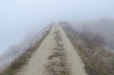 ufuk sisin içinde kirli yol