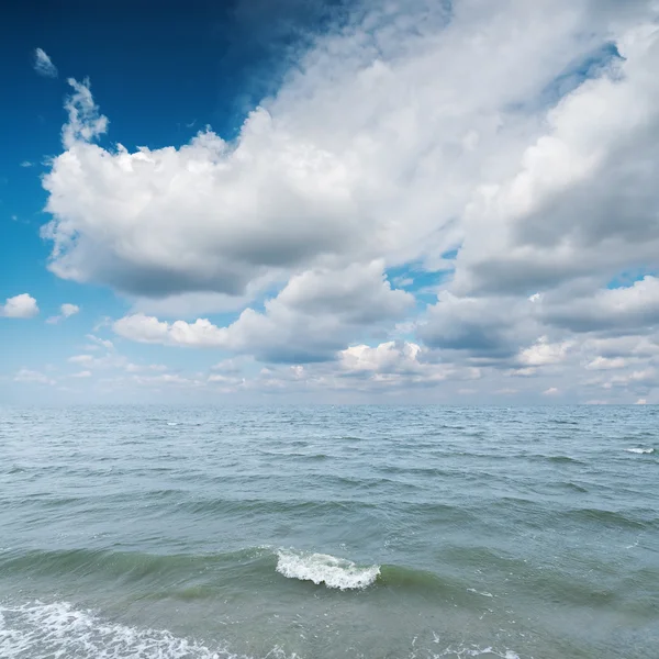 Blått hav och molnig himmel över det — Stockfoto