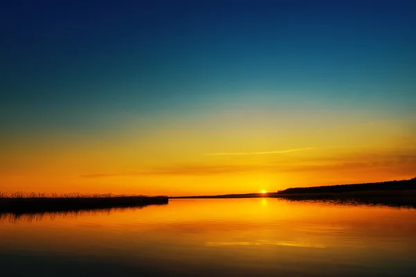 Orange solnedgång över floden — Stockfoto