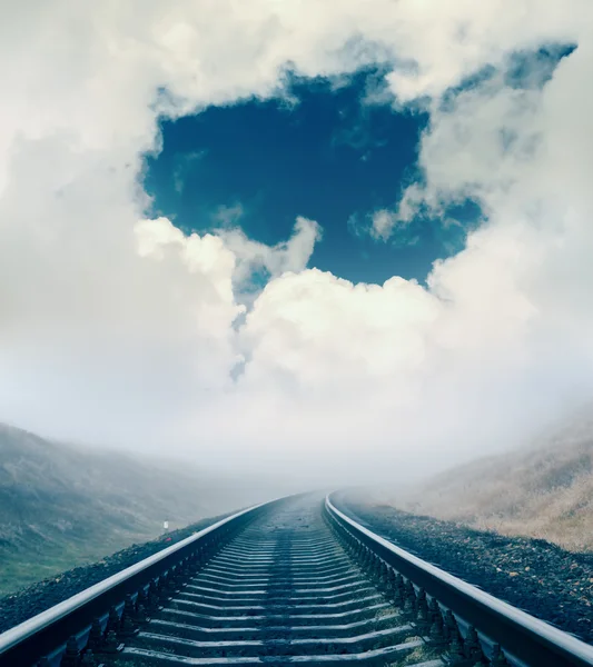 Dramatik gökyüzü ve demiryolu ufuk için siste — Stok fotoğraf