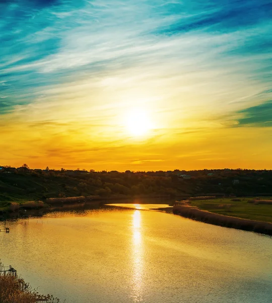 Gelber Sonnenuntergang in Wolken über dem Fluss — Stockfoto