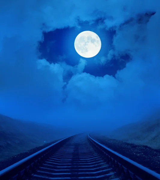 철도 통해 구름에 보름달 — 스톡 사진