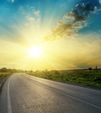 bulutlar asfalt yol üzerinde parlak gün batımı