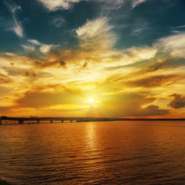 dramatik gökyüzü Nehri üzerinde turuncu günbatımı