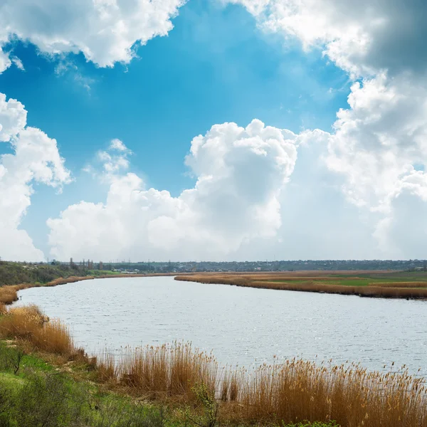 Blue sky with clouds over river — Stock Photo, Image