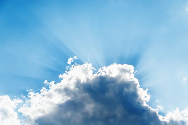 Sunbeams over dramatic cloud in blue sky — Stock Photo, Image