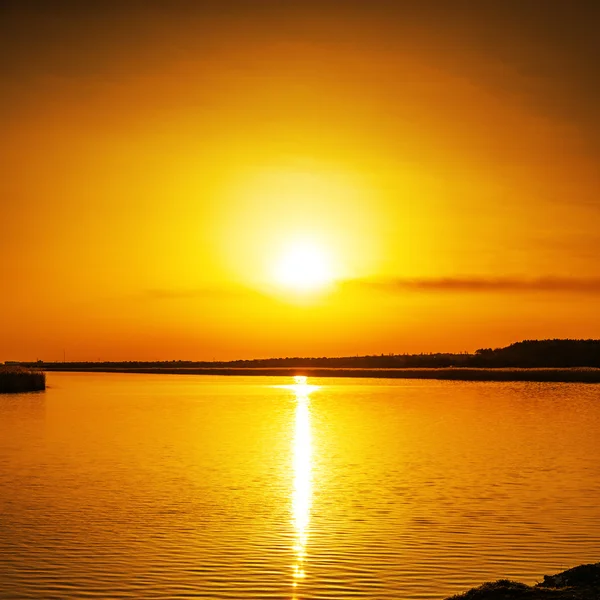 Buena puesta de sol naranja sobre el río —  Fotos de Stock