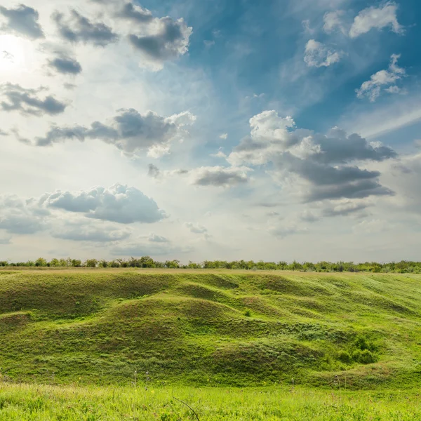 Cielo drammatico sopra il prato verde — Foto Stock