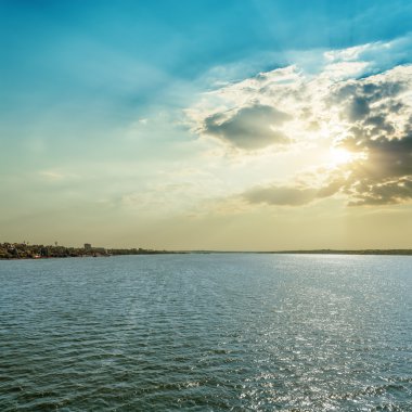 bulutlar üzerinde Nehri nde Günbatımı