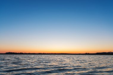 zaman nehir üzerinde güneş doğmadan önce