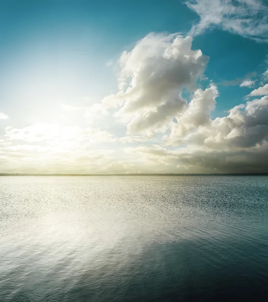 Buen atardecer sobre el río — Foto de Stock