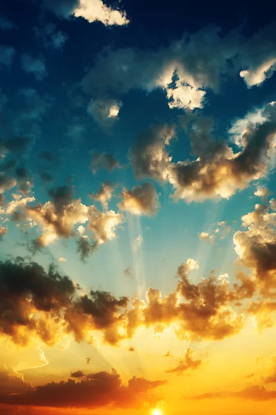 Sunset with clouds, light rays and other atmospheric effect — Stock Photo, Image