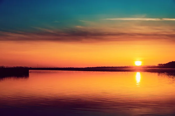 Bom pôr-do-sol laranja sobre o rio — Fotografia de Stock