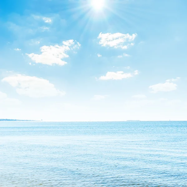 雲の上の太陽と青い海の絵 — ストック写真