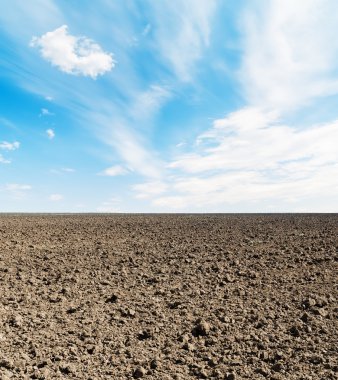 tarıma elverişli alan ve mavi gökyüzü bulutlu
