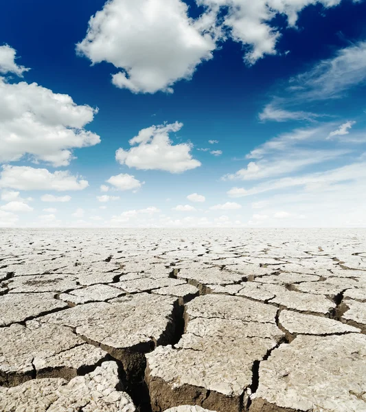 Terra seca e céu dramático sobre isso — Fotografia de Stock