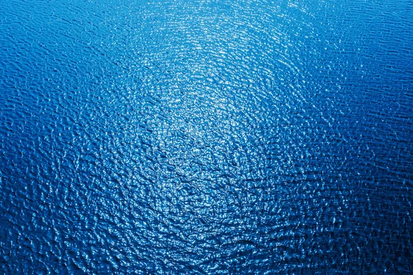 Tiefblaues Wasser mit Reflektionen und Wellen — Stockfoto