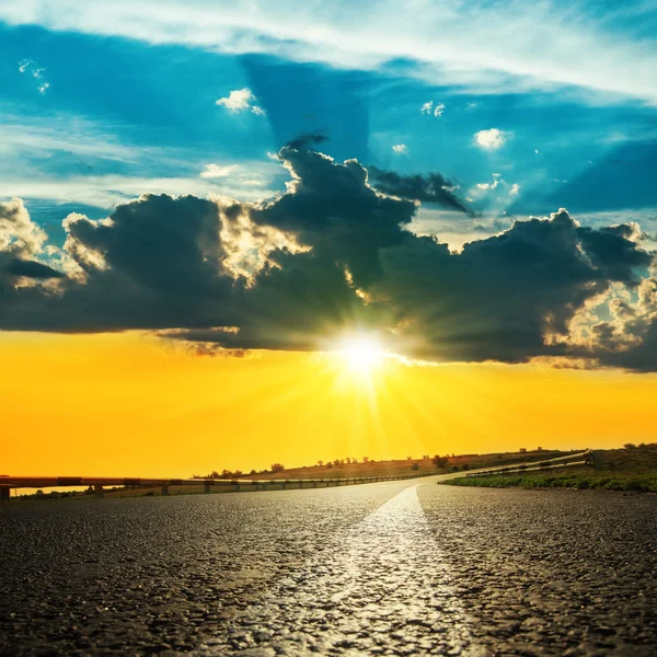 Tramonto luminoso sopra strada asfaltata — Foto Stock