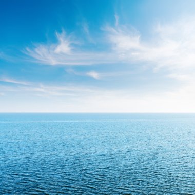 Bulutlu ve denizli mavi gökyüzü