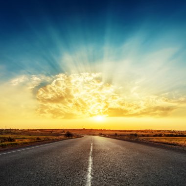Parlak gün batımı ve ufuk yol
