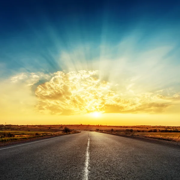 Heldere zonsondergang en de weg naar de horizon — Stockfoto