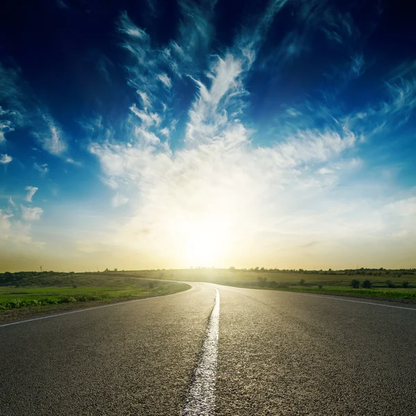 Sonnenuntergang in tiefblauen Himmel über Straße — Stockfoto