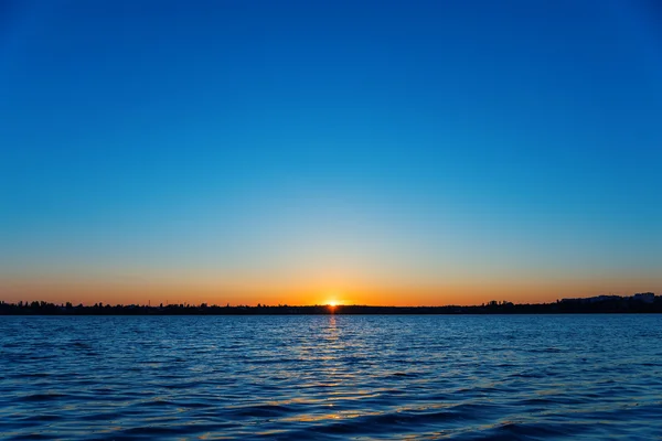 Nehir Sunrise ilk ray — Stok fotoğraf