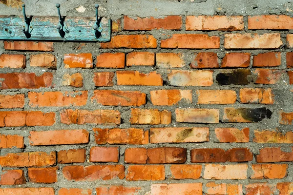 Czerwony mur z cegły jako tło i w lewym górnym rogu — Zdjęcie stockowe