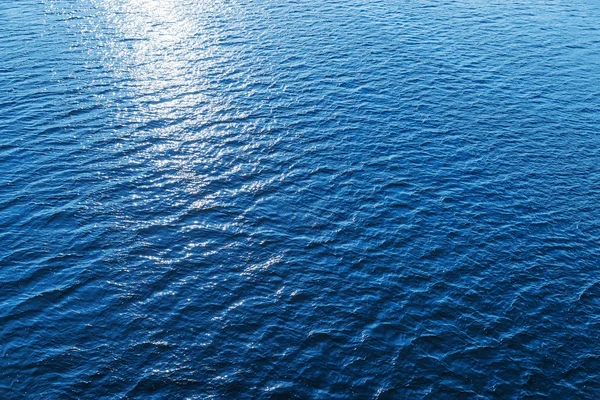 Luftaufnahme zu blauem Wasser mit Sonnenreflexionen — Stockfoto