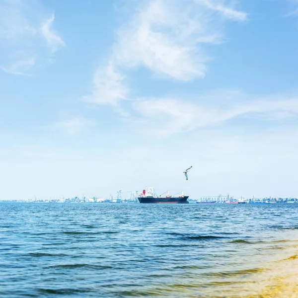 Blaues Wasser Und Himmel Mit Weißen Wolken Ein Transportschiff Horizont — Stockfoto