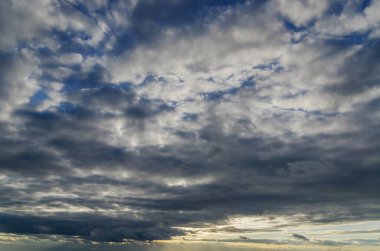 Bulutlu mavi gökyüzünde gün batımı