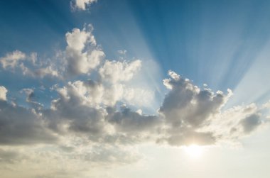 Bulutlu mavi gökyüzünde gün batımı