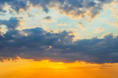 Bulutlu güzel turuncu gün batımı