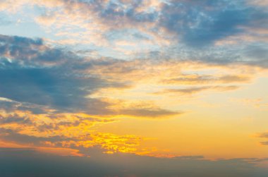 Bulutlu güzel turuncu gün batımı