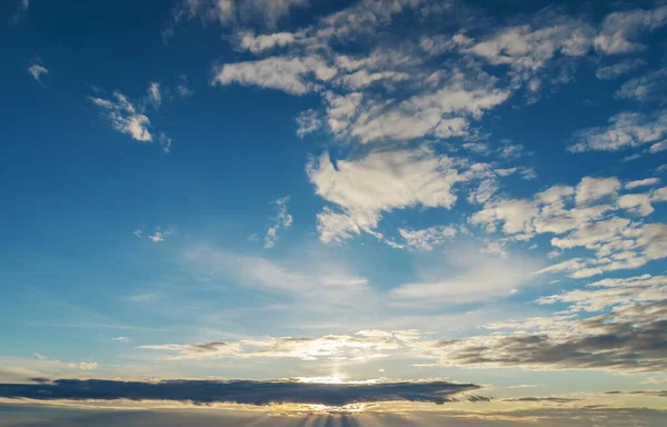 Pôr Sol Céu Azul Com Nuvens — Fotografia de Stock